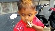 אינדונזיה ילד תינוק פעוט מעשן נגמל