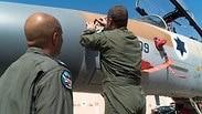 סמל מבצע מחוץ לקופסא על מטוס קרב 