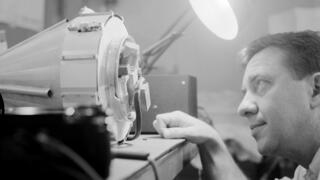 התעניין מגיל צעיר במדע ובטכנולוגיה, ואהב לבנות מכשירים אלקטרוניים. ון אלן בוחן את החללית פיוניר 2