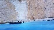 פצועים ב מפולת סלעים חוף נבאגיו ב אי זקינטוס יוון 