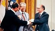 מנחם בגין, אנואר סאדאת וג'ימי קרטר בתימת הסכם השלום בין ישראל למצרים