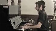 חיים טוקצ'ינסקי מנגן בפסנתר