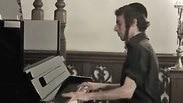 חיים טוקצ'ינסקי מנגן בפסנתר