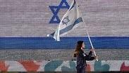 אבישג סמברג עם דגל ישראל