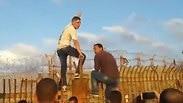 פלסטינים פורצים את שער זיקים בגבול רצועת עזה