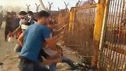 פלסטינים פורצים את שער זיקים בגבול רצועת עזה