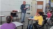 מורה מדבר בפני כיתת ילדי יסודי 