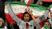 אוהדות כדורגל ב משחק של נבחרת איראן נגד בוליביה אצטדיון ב טהרן