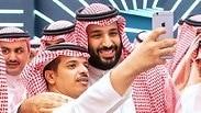 מוחמד בן סלמאן יורש העצר הסעודי בסלפי עם אחד מתומכיו ולידו מיליארד סעודי הנסיך אל וליד בן טלאל בנדר אל ג'לוד