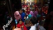 תושבים בסורביה באינדונזיה משלמים על נסיעות באוטובוס בבקבוקי פלסטיק