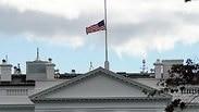 דגל ארה"ב חצי התורן הבית הלבן וושינגטון אחרי פיגוע בית כנסת פיטסבורג ארה"ב