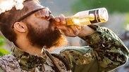 אילוס אילוסטרציה חייל שותה בירה 