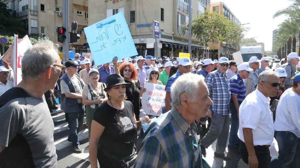 Pensioners protest against a proposed reduction in their benefits (Photo: Moti Kimchi) הפגנת גמלאים במחאה על הפחתת הפנסיה בהשתתפות חברי כנסת