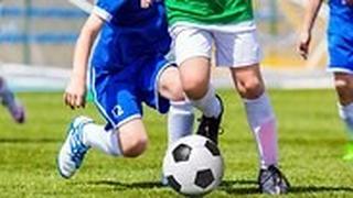 ילדים משחקים כדורגל