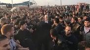 השגריר הקטארי מוחמד אלעמאדי ומנהיג חמאס בעזה יחיא סינוואר בהפגנות