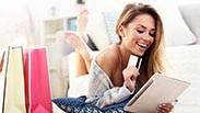 אישה עושה קניות ברשת