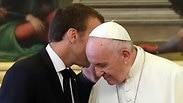 נשיא צרפת עמנואל מקרון לוחש באוזנו של האפיפיור פרנסיסקוס