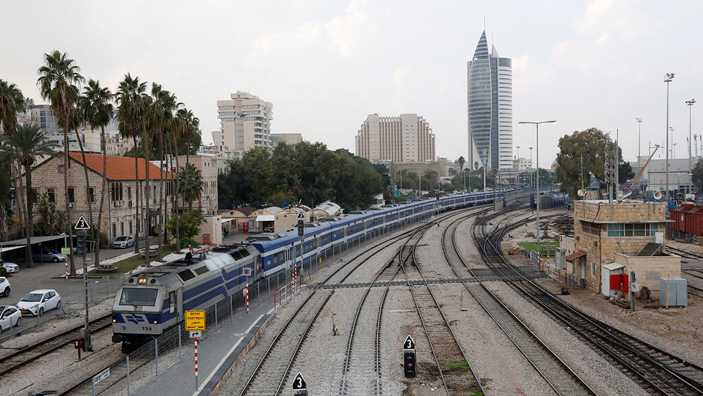רכבת ב חיפה ליד תחנת מרכז השמונה