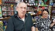 שמעון רוזמן, שמנהל יחד עם אשתו במשך 42 שנים ברציפות את "הצעצוע",  חנות הסדקית והכלבו הוותיקה