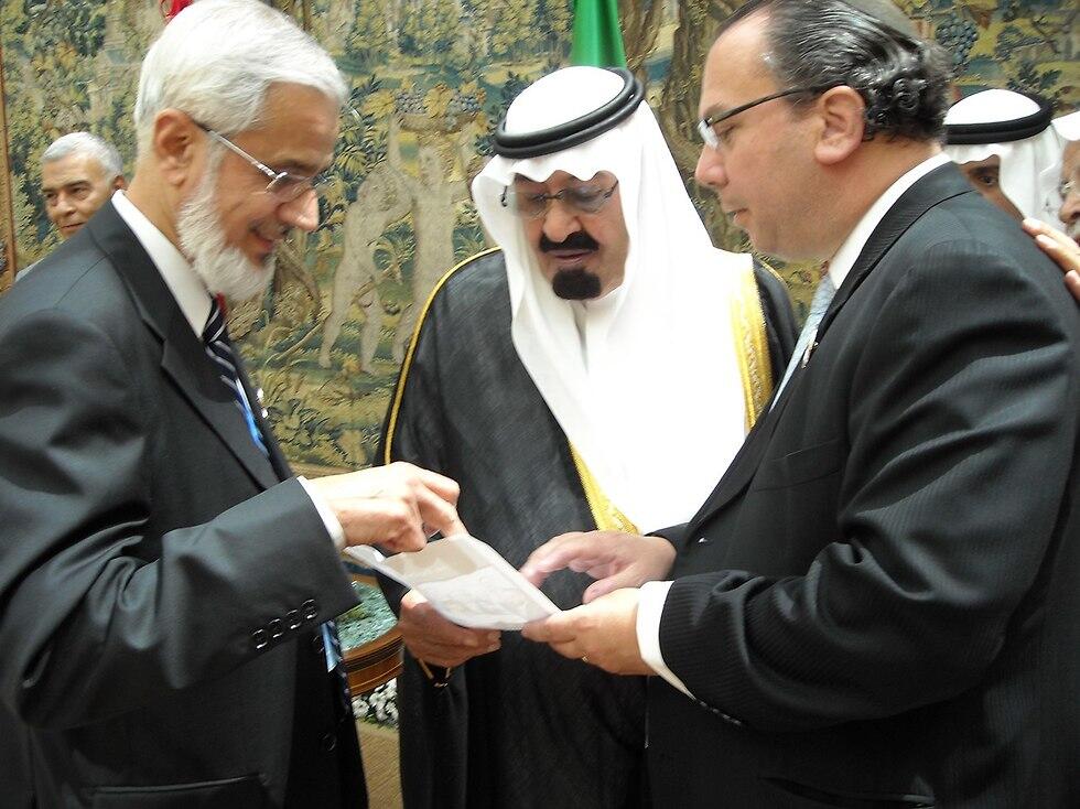 הרב שנייר עם מלך סעודיה, מלך בחריין ונסיכים מהמפרץ