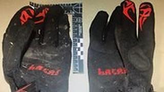 מכנסיים מגואלות בדם