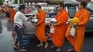 נזירים בתאילנד מתמודדים עם השמנת יתר