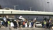 מחאת עובדי תעשיית המלט בגשר המיתרים בירושלים