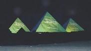 מצרים פירמידות מוארות דגל סעודיה לכבוד ביקור מוחמד בן סלמאן