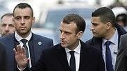 נשיא צרפת עמנואל מקרון בסיור ב פריז אחרי המהומות