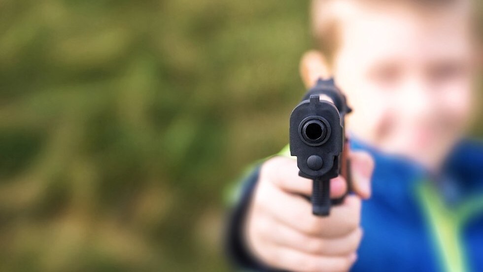 ילד עם אקדח אילוסטרציה