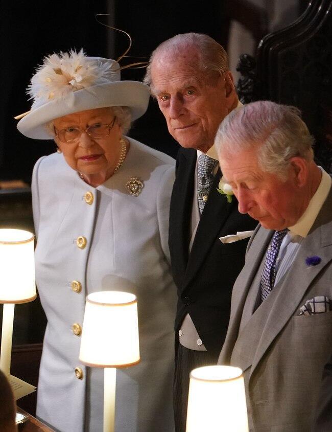 הנסיך פיליפ עם המלכה אליזבת' והנסיך צ'ארלס