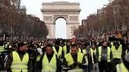 מחאוה בפריז ליד שער הניצחון