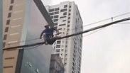 גבר ב וייטנאם הולך על חוטי חשמל