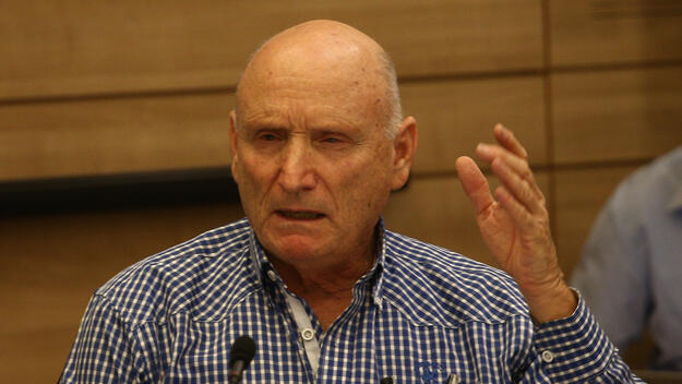 אלוף במיל' יצחק בריק בועדה לביקורת המדינה עם נציב קבילות החיילים על מוכנות צבא היבשה למלחמה