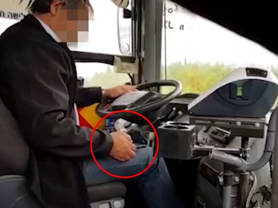 נהג אוטובוס של חברת "קווים" תועד משתמש בטלפון בזמן נהיגה