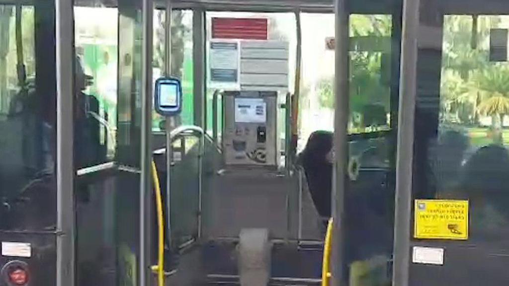 הכרזה עלה האוטובוס שאומרת שאין אפשרות לטעון את כרטיס הרב- קו אצל הנהג