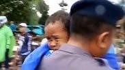 חילוץ ילד ב אינדונזיה אחרי ה צונאמי