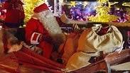 חג המולד סנטה קלאוס מנופף מהמזחלת שלו לפני שהוא יוצא למסע חג המולד מלפלנד 