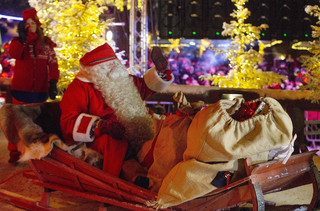 סנטה קלאוס מנופף מהמזחלת שלו לפני שהוא יוצא למסע חג המולד מלפלנד 