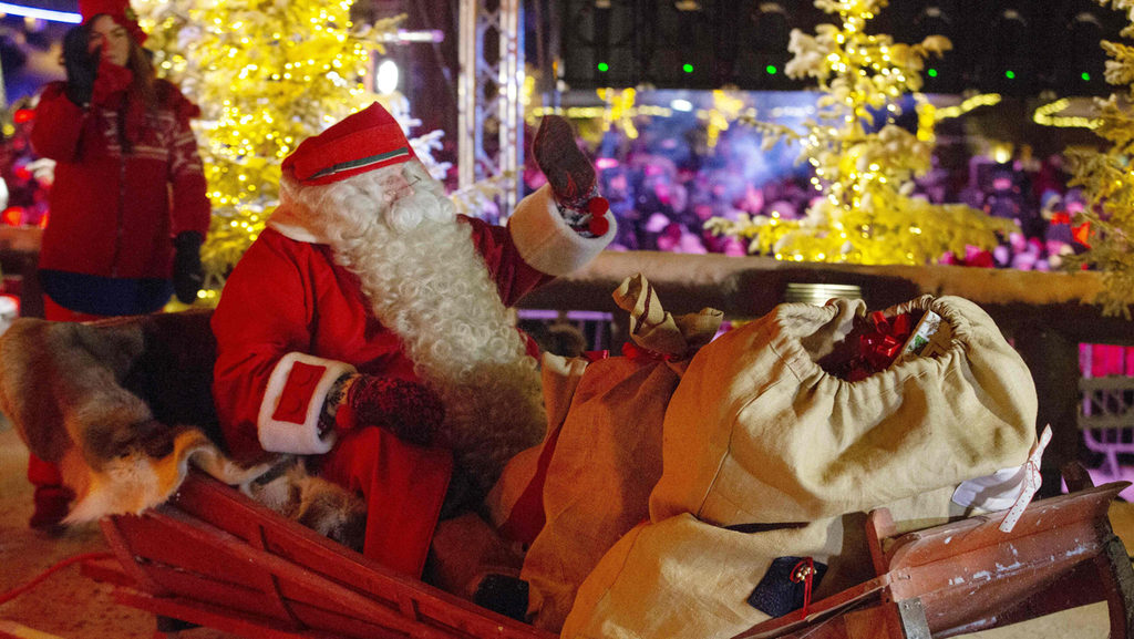 סנטה קלאוס מנופף מהמזחלת שלו לפני שהוא יוצא למסע חג המולד מלפלנד 