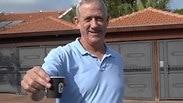 בני גנץ מביא קפה לצלמת ynet מחוץ לביתו