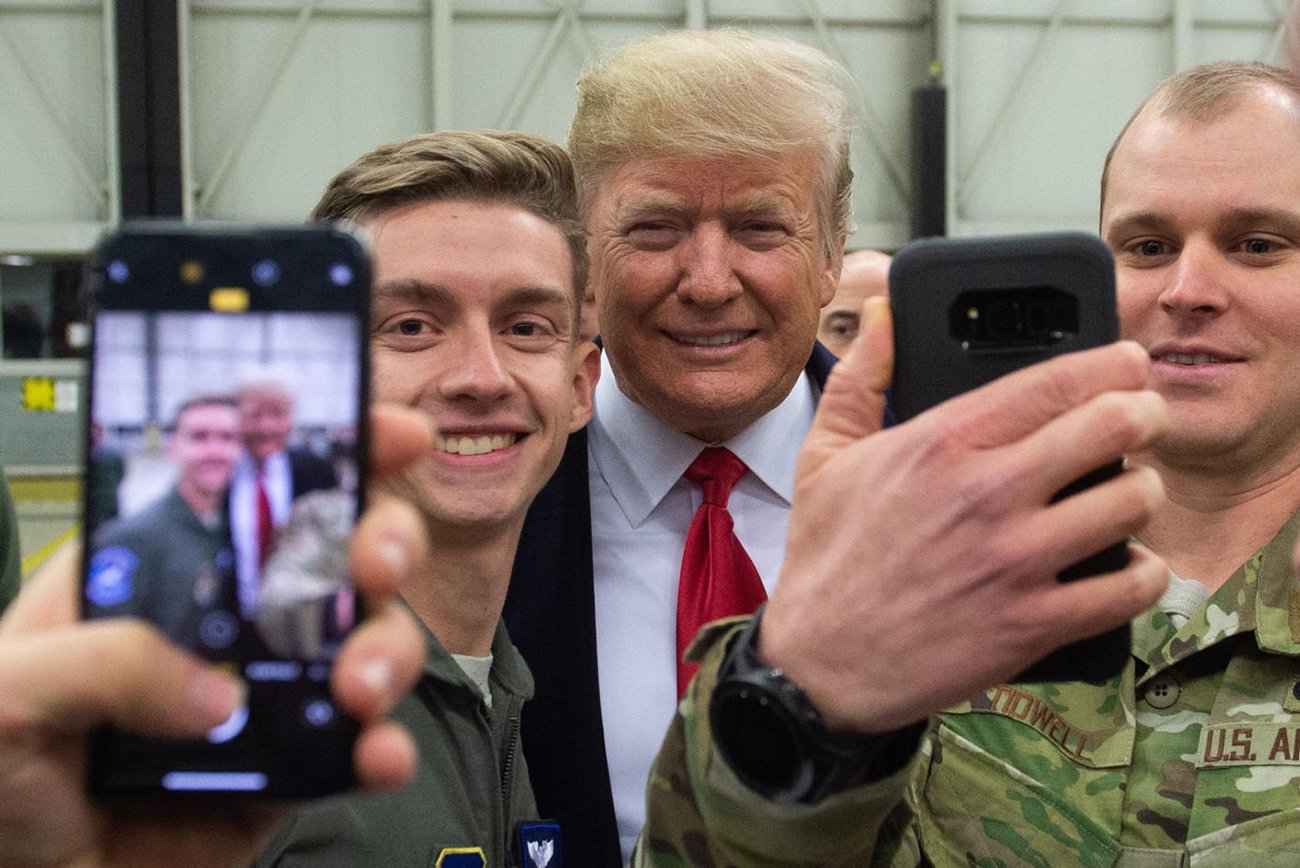 נשיא ארה"ב דונלד טראמפ מלניה טראמפ ביקור חיילים פתע בסיס אמריקני אל אסד ב עיראק 