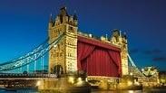נוף פנורמי על העיר לונדון ועליה פרגוד של תיאטרון