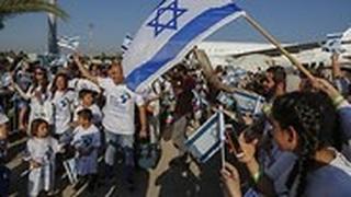 עולים חדשים בנתב"ג באירוע של הסוכנות היהודית לציון 70 שנות עלייה 