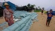 מתכוננים לסופה הטרופית פאבוק החוף של סונגקלה תאילנד