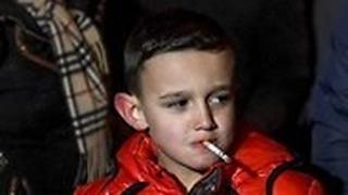 ילדים מעשנים בפסטיבל חג ההתגלות ואלה דה סלגוארו צפון פורטוגל  