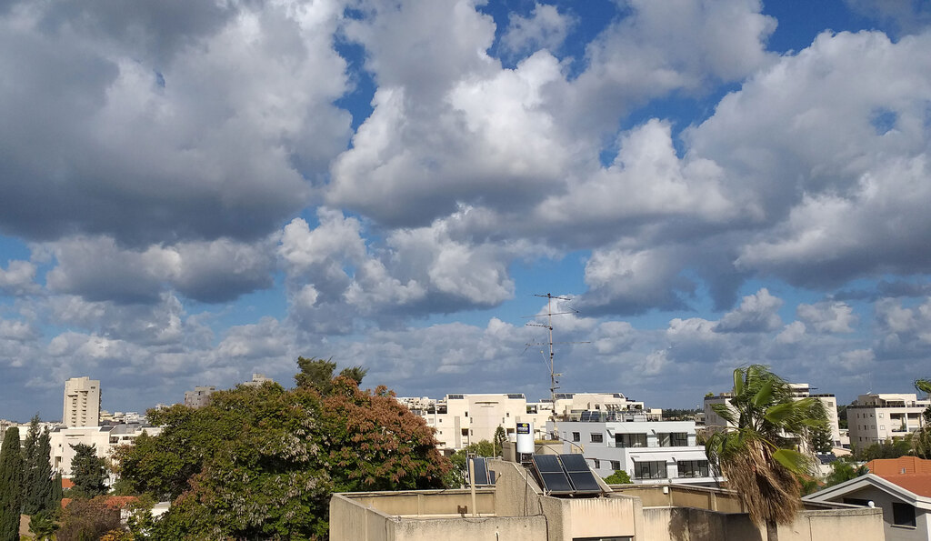 עננים בתל אביב