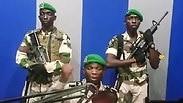 חיילים בצבא גבון מכריזים על הפיכה נאום ב רדיו הממלכתי