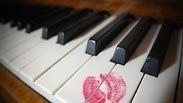אילוסטרציה של פסנתר עם סימן ליפסטיק