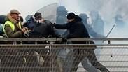 כריסטוף דטנז'ה מתאגרף לשעבר תוקף שוטרים מחאת האפודים הצהובים ב צרפת